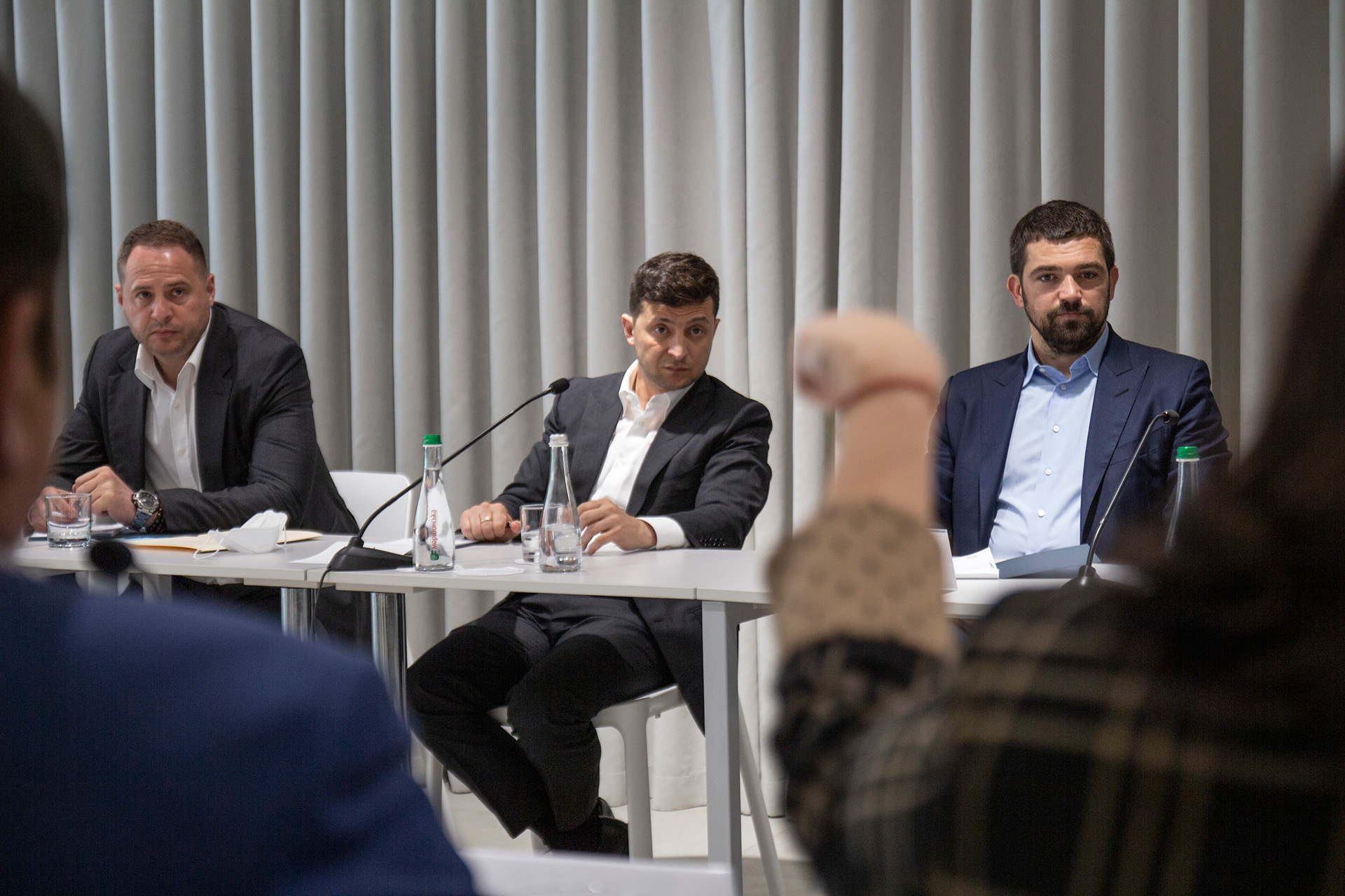 Президент охотно вступает в дискуссию и пытается держать нить разговора