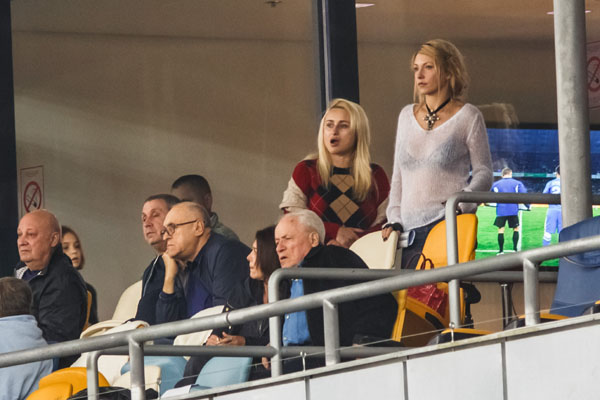 Суркіс взяв дочку Марину, а Льовочкін - дружину Зінаїду Ліхачову Суркіс взяв дочку Марину, а Льовочкін - дружину Зінаїду Ліхачову