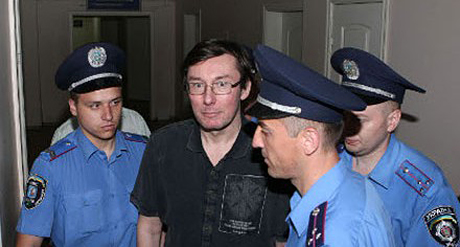 Луценко выпускают. Фото УНИАН