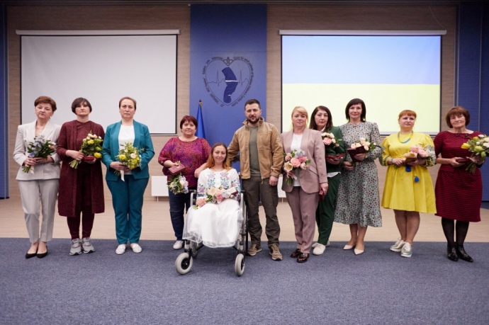 Зеленський з медсестрами в Центрі дитячої кардіології й кардіохірургії Міністерства охорони здоров'я