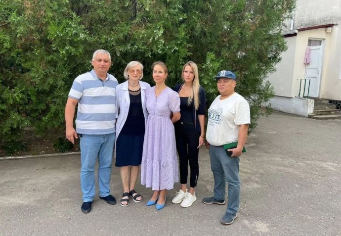 Инна Варламова (в центре), Яна Лантратова (справа от нее) и назначенная после оккупации главой Херсонского дома ребенка Татьяна Завальская (слева) в Херсонской области