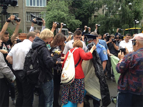 Перед тем, как журанилсты поставили палатку, им пытались помешать Перед тем, как журанилсты поставили палатку, им пытались помешать