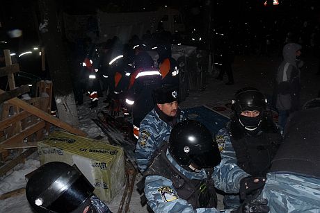 МНС-ники розбирають барикаду на розі Богомольця та Шовковичної МНС-ники розбирають барикаду на розі Богомольця та Шовковичної