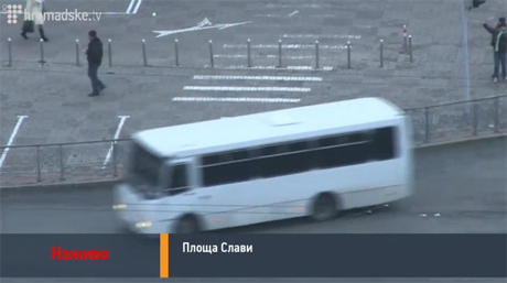 Згодом тітушки та автобуси з тонованими вікнами прослідували в напрямку вул.Банкової. Скрін-шот прямої трансляції