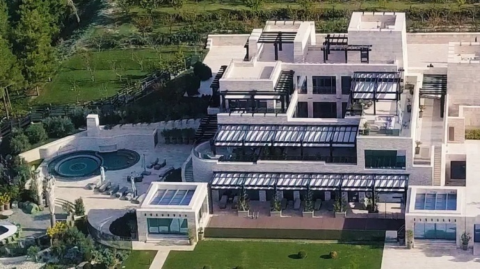 Сучасний вигляд шато в Дивноморську – 