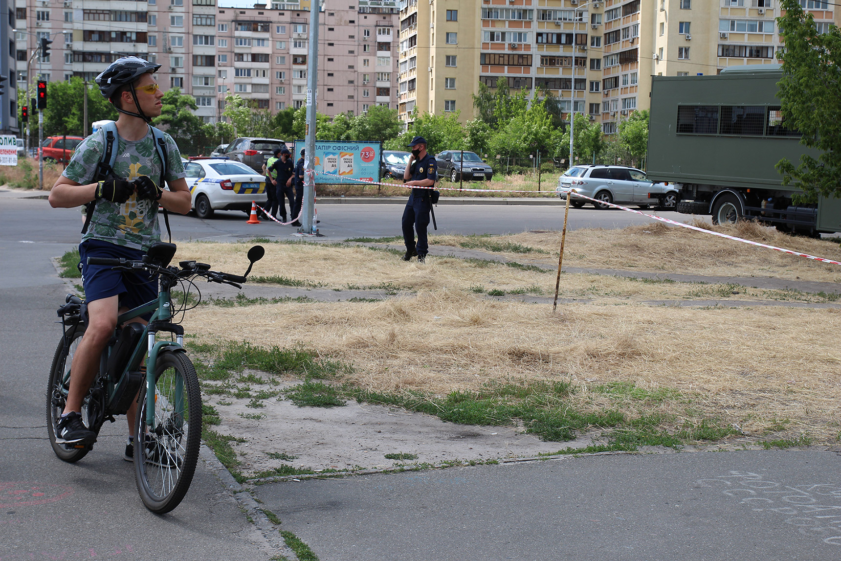 Со стороны повреждения дома выглядят угрожающе. Прохожие поднимают головы вверх, с трудом веря, что кому-то удалось выжить