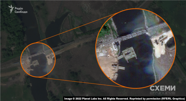 Російські військові будують понтонну переправу через річку Оскіл, 3 червня 2022 року