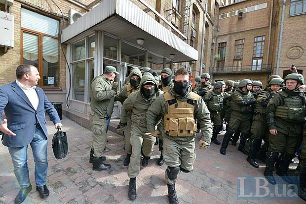 Правоохоронці, замість того щоб захищати законослухняних громадян, захищають тітушок