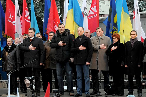 Опозиціонери, поклавши руку до серця, слухають гімн. Івано-Франківськ  
