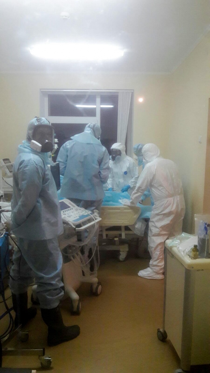 Врачи Александровской больницы над больным