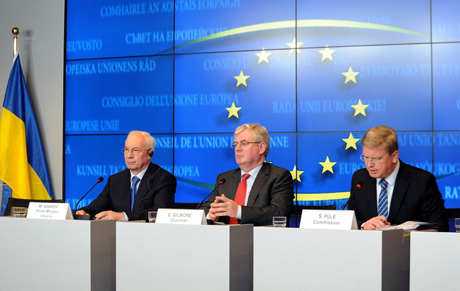 Азаров, Гілмор та Фюле. Фото прес-служби уряду Азаров, Гілмор та Фюле. Фото прес-служби уряду