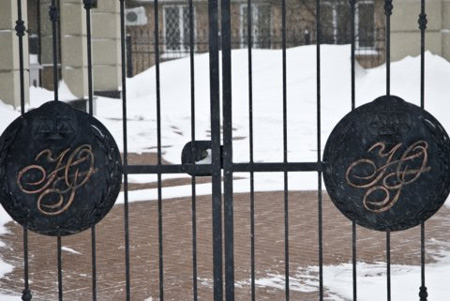 На воротах перші літери імені Гайсинського