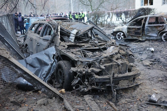 Во дворе многоэтажки во время атаки сгорели машины