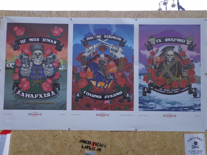 Стенд с анархистской символикой в лагере-Сечи. Фото из архива автора (сделано 28.12.2013 г.)