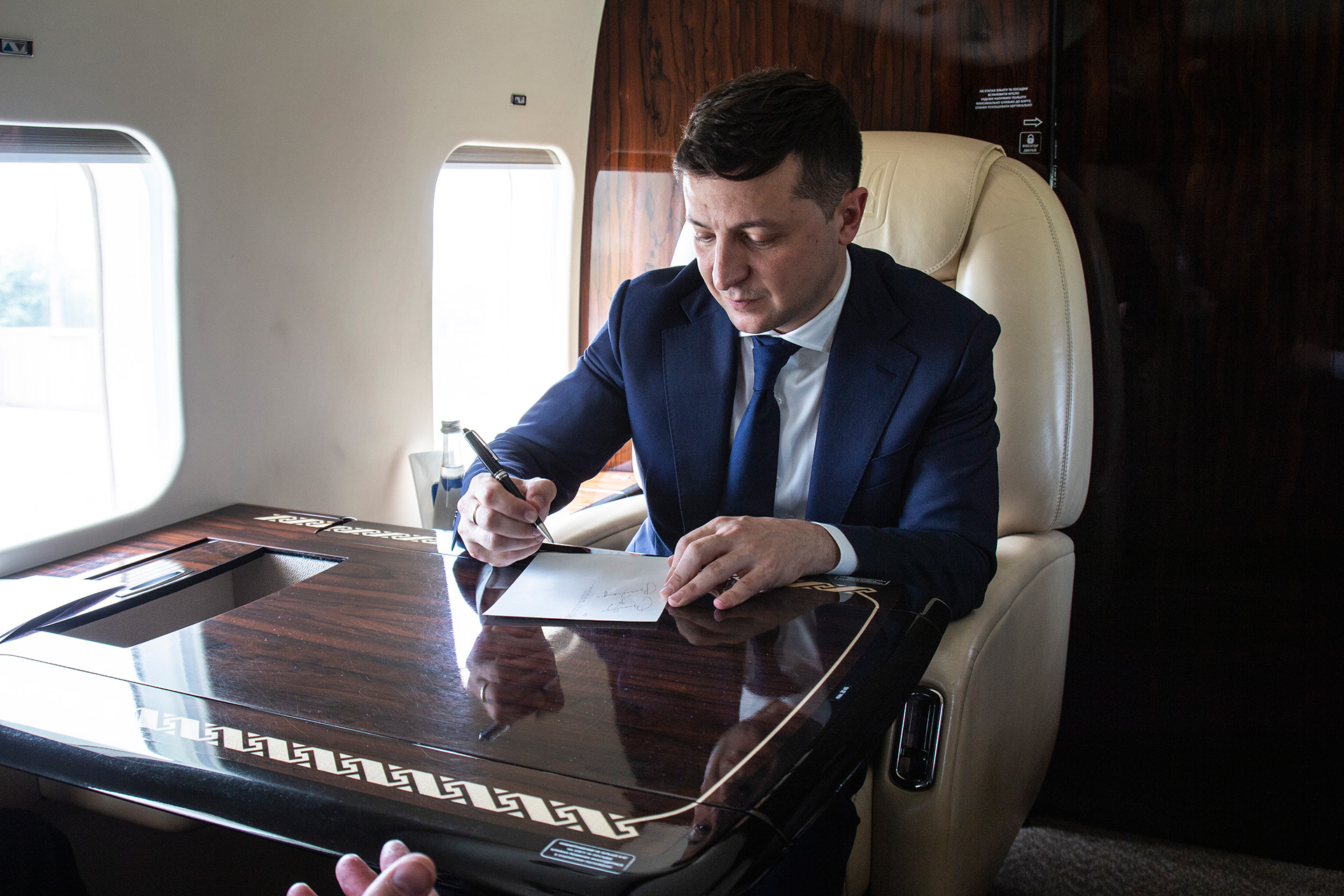 При відмові одного з двигунів президентського МІ-8 в польоті другий двигун виходить на підвищену потужність. Борт може летіти горизонтально без зниження висоти