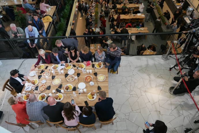 Зеленський зустрічається з журналістами