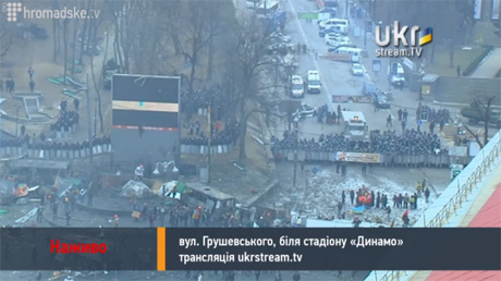 Над Грушевского звучат предупреждения МВД, звук ударов по щитам и звон колокола. Скрин-шот прямой трансляции