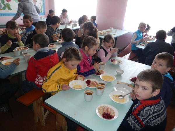 Годувальники в’язнів прийшли до дітей