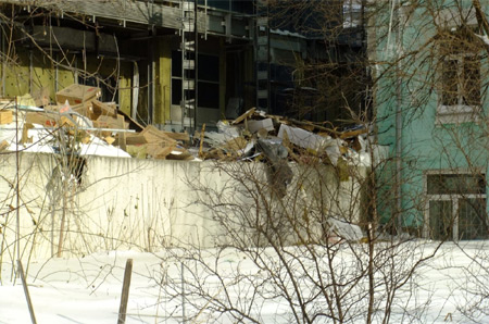 Мусор со стройки ГПУ достиг уровня первого этажа Мусор со стройки ГПУ достиг уровня первого этажа