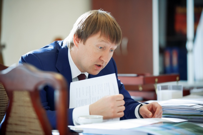 Кутовий ретельно готується до зустрічі, вивчаючи усі папери