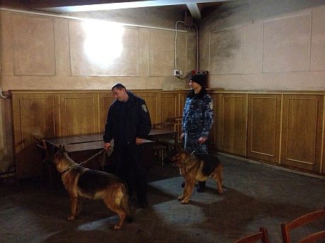 Поки Відкритий доступ показують на вулиці, в приміщенні правоохоронці шукають вибухівку. Фото Наталі Соколенко