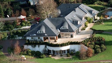 Вілла у Баден-Бадені, в якій мешкає дружина Бакая. Він навідується туди час від часу Вілла у Баден-Бадені, в якій мешкає дружина Бакая. Він навідується туди час від часу