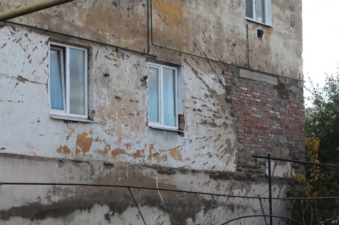 В 2014-му році два будинки на Нарвській підлатали нашвидкуруч. В таких умовах люди живуть досі