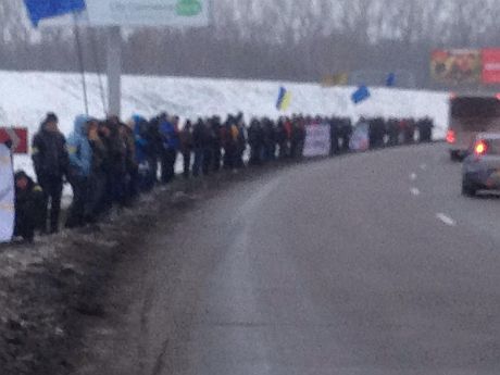 Кортеж Януковича пікетують на шляху до Москви Кортеж Януковича пікетують на шляху до Москви