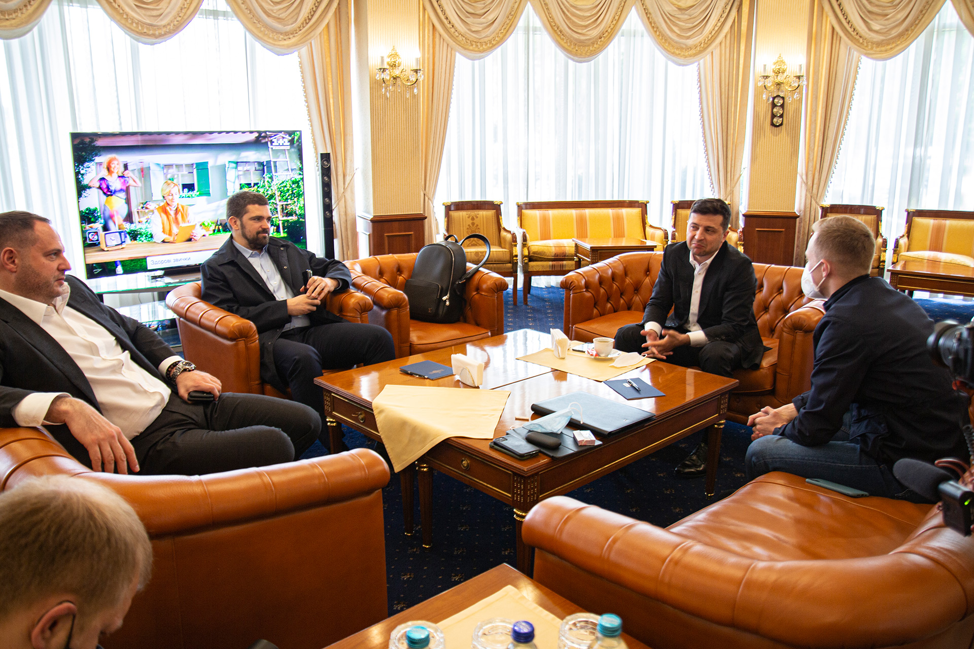 В течение двух дней рабочей поездки Офис ОПУ и Владимир Зеленский то надевают, то снимают маски, в зависимости от обстоятельств. И настроения