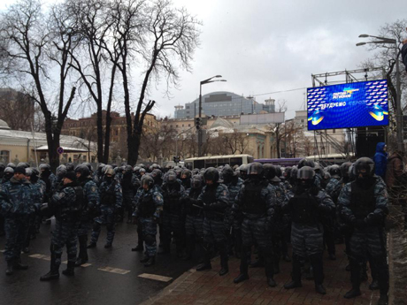 Спецпризначенці стоять рядами між євромайданерами та мітингарями з Маріїнського парку. Фото Михайлини Скорик Спецпризначенці стоять рядами між євромайданерами та мітингарями з Маріїнського парку. Фото Михайлини Скорик