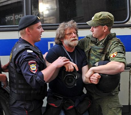 У руках правоохоронців також побував шеф-редактор фотослужби Reuters