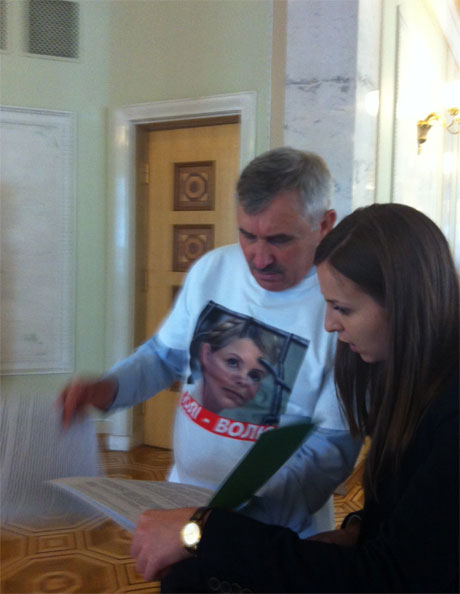 Бютовцы одели для Януковича футболки с Тимошенко Бютовцы одели для Януковича футболки с Тимошенко