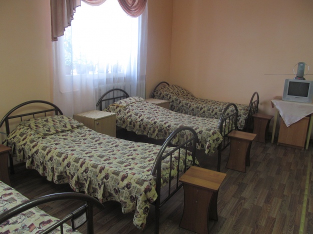 У просторих кімнатах на десяток ліжок навіть фіранки у