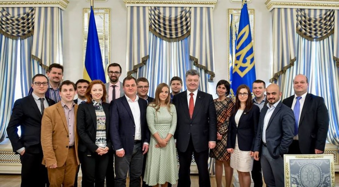 Єврооптімісти багато іздять по світу, зустрічаются за лідерами держав, втому числі із українским презідентом. На фото - зустріч з Петром Порошенком