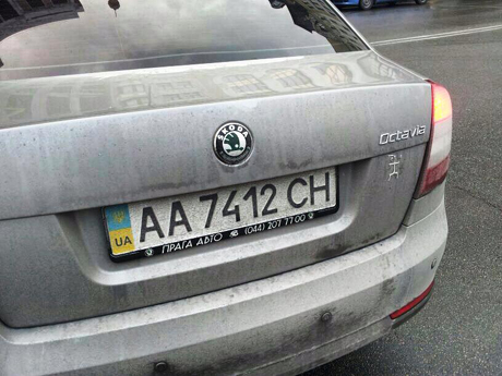 Машина которая перекрывала дорогу на Почтовой площади, не давая проезда колонне. Фото Ростислава Мельника Машина которая перекрывала дорогу на Почтовой площади, не давая проезда колонне. Фото Ростислава Мельника