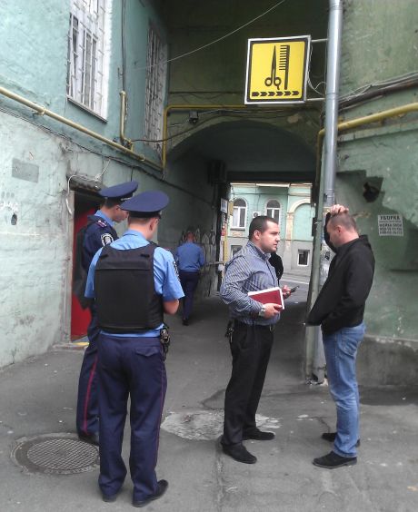 Милиция ждет подкрепления под офисом Femen