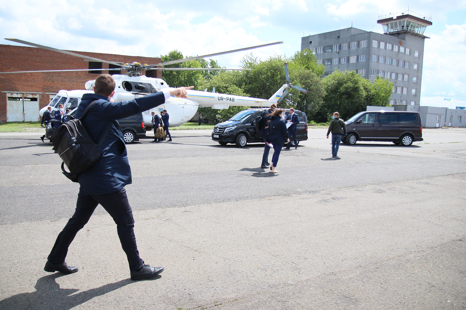 Посадка в вертолет происходит очень быстро, под чутким руководством охраны