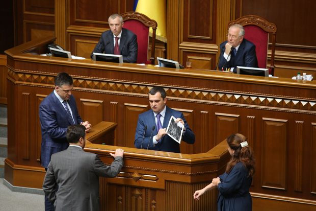 Міністру вручили роздруківки бійок на мітингу