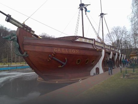 На территории Межигорья. Фото Сергея Сидоренко На территории Межигорья. Фото Сергея Сидоренко