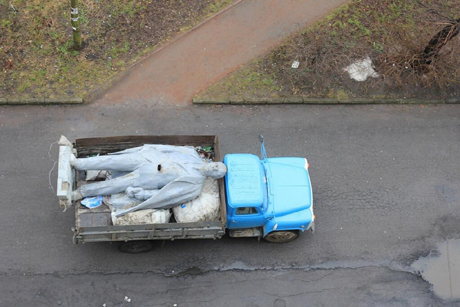 Також повалено останнього Ленiна в Житомирськiй області, який стояв у Новоградi-Волинському. Фото Reuters Також повалено останнього Ленiна в Житомирськiй області, який стояв у Новоградi-Волинському. Фото Reuters