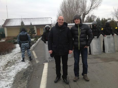 Андрій Парубій та Ігор Луценко біля Межигіря. Фото Парубія