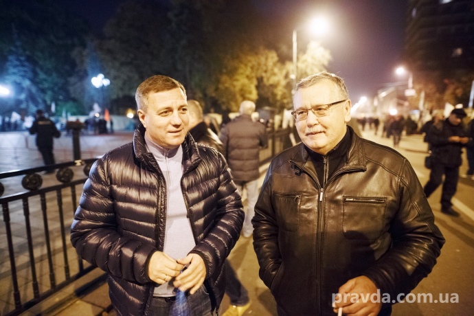 По наметовому містечку прогулюються Микола Катеринчук і Анатолій Гриценко