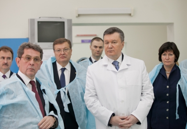 Янукович у медичному центрі дитячої кардіології та кардіохірургії. Саме під час путчу