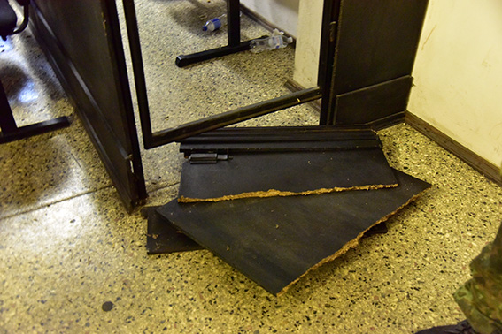 Виламані двері спецприміщення в суді