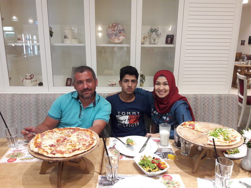 Рустем Емірусеінов з дружиною Аліє та сином