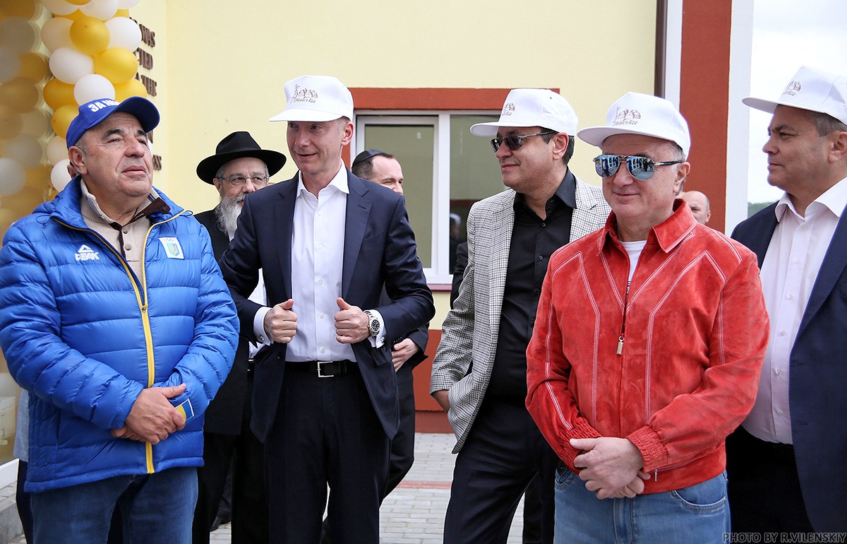 Вадим Рабінович, Борис Ложкін і Михайло Мірілашвілі (у червоній куртці) на відкритті реабілітаційного центру в Анатевці, травень 2019