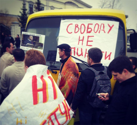 Фото Андрія Баштового. Активісти блокують автобус з затриманими Фото Андрія Баштового. Активісти блокують автобус з затриманими
