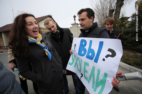 Нардепу Лесі Оробець, здається, дуже сподобався плакат