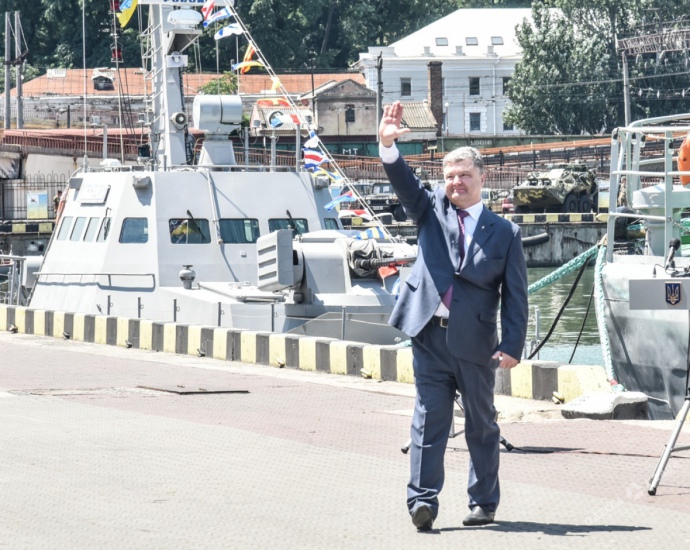 Порошенко в Одесі на фоні катера 