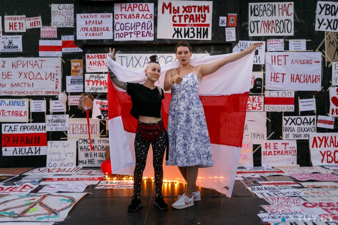 Стихійна виставка плакатів біля підніжжя пам'ятника В. І. Леніну, які мінчани принесли з собою на «Марш солідарності» 16 серпня